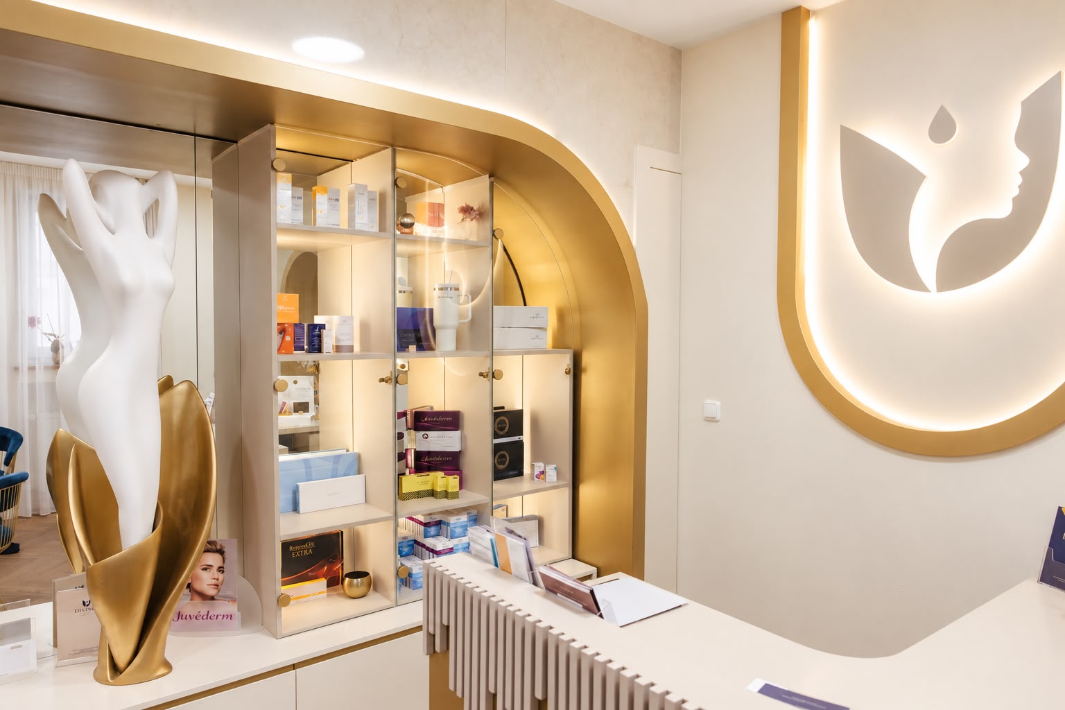 Moderne Praxisräume der DIVINE Medica in München mit Empfangsbereich und Produktpräsentation