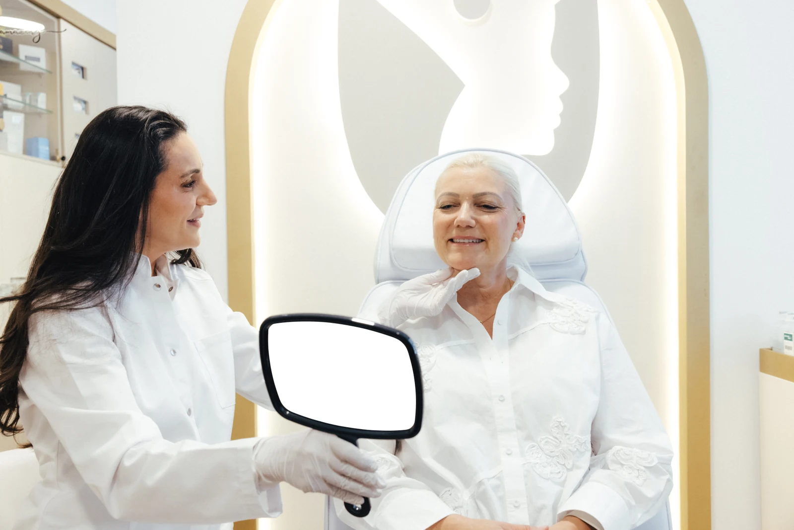 Gesichtsberatung mit einem Handspiegel